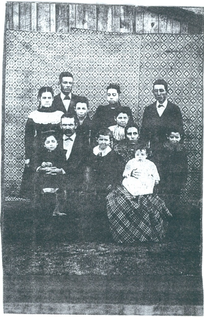 Thomas Goodwin and his wife with several of their children.